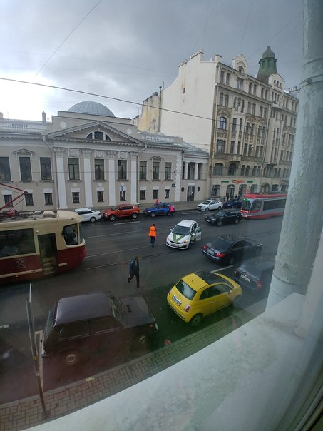 Улица Куйбышева сегодня звезда, у 25ого дома, стоят орут друг на друга,расходиться не хотят. трамваи...