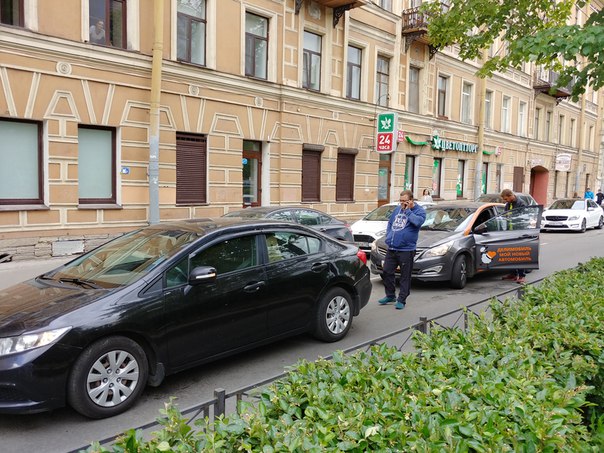 Клинский, прямо перед Московским проспектом, делимобиль резко вошел сзади, прямо перед машиной дпс.