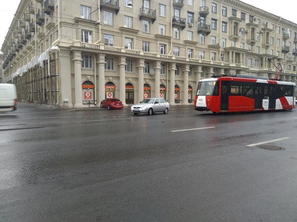 На Благодатной у перекрестка с улицей Севастьянова трамвай отправил Тойоту в дом