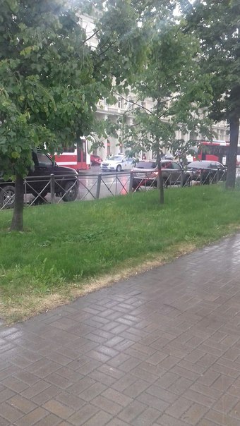 На Благодатной у перекрестка с улицей Севастьянова трамвай отправил Тойоту в дом