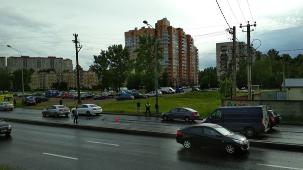 На Витебском пр. 47 рядом с платформой проспект Славы,3 машины собрали, один улетел на газон, стоит ...