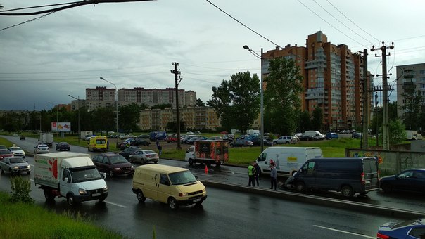 На Витебском пр. 47 рядом с платформой проспект Славы,3 машины собрали, один улетел на газон, стоит ...