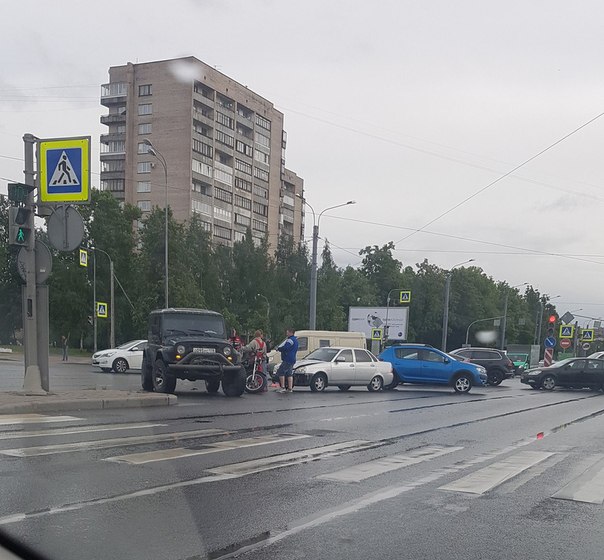 Мотоцикл и Приора немного не разъехались на перекрестке Пискаревкого пр. и М.Блюхера