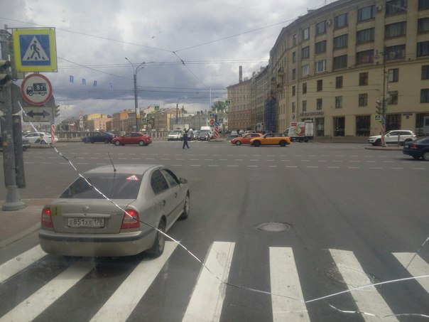 На пересечении Московского и Обводного не работает светофор. Руководит полицейский. Есть заторчик.