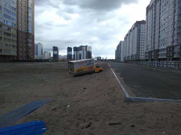 Газелькин решил срезать по зыбучим пескам улицы Бадаева у дома 14