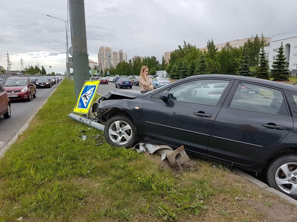 На перекрёстке Светлановского и Северного Мазда3 с начинающим водителем сломала пешеходный светофор