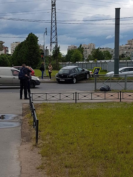 На перекрёстке Светлановского и Северного Мазда3 с начинающим водителем сломала пешеходный светофор