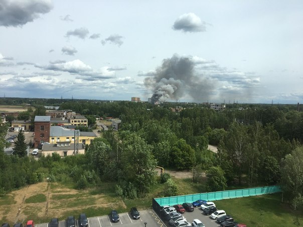 Сильно горит дом между рекой Охтой и Рябовским шоссе, на Тютчевской улице 26