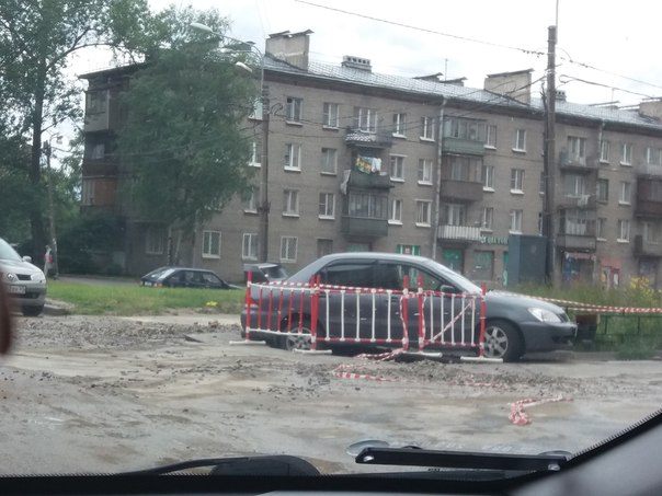Чувак на Караваевской улице припарковался на свежеуложенный асфальт у дома 28...под которым была лиш...