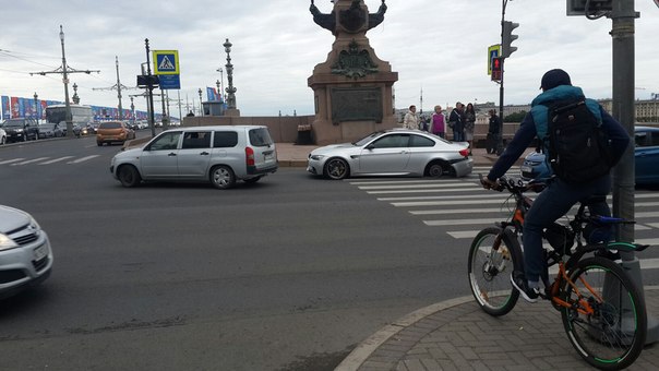 БМВ потерял колесо при заезде на Троицкий мост с набережной Кутузова.