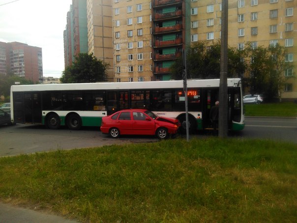 Тетя на красной машине не заметила автобус , выезжая с улицы Лазо на Ударников