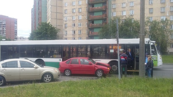 Тетя на красной машине не заметила автобус , выезжая с улицы Лазо на Ударников