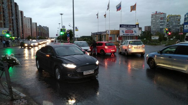 В Кудрово на перекрестке Ленинградской и Центральной столкнулись 4 автомобиля