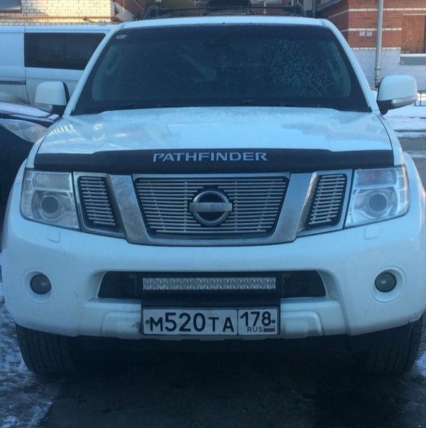 7 июня вечером в городе Пушкине с улицы Алексея Толстого был угнан автомобиль Nissan Pathfinder бело...