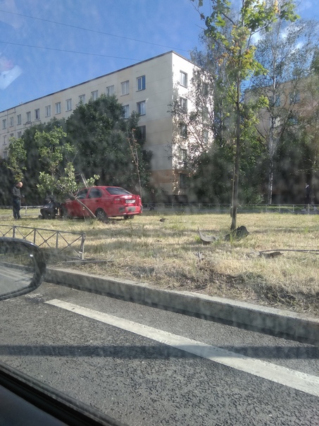 Chevrolet Авео улетел на газон на Дачном проспекте, пробив ограждения.