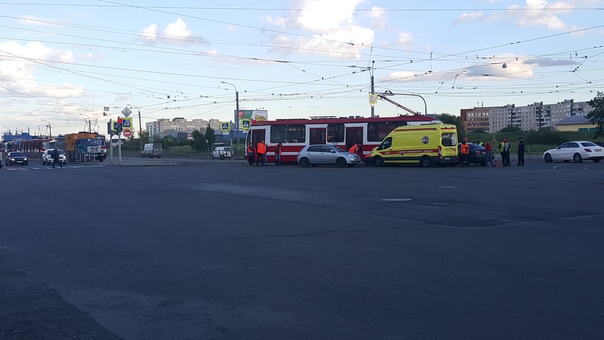 БМВ вырезалась в трамвай на перекрёстке Бухарестской и Гашека.