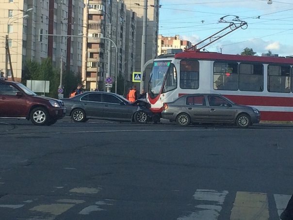 БМВ вырезалась в трамвай на перекрёстке Бухарестской и Гашека.