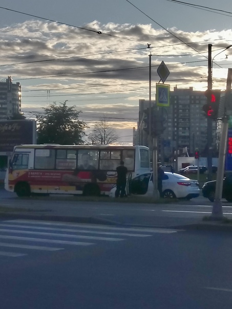 Со стороны Коллонтай ДТП в левом ряду на проспекте Большевиков. Маршрутка и легковушка.