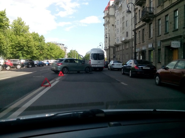 Ситроен подбил Mercedes на наб.Мартынова.Объехать можно только по встречке.