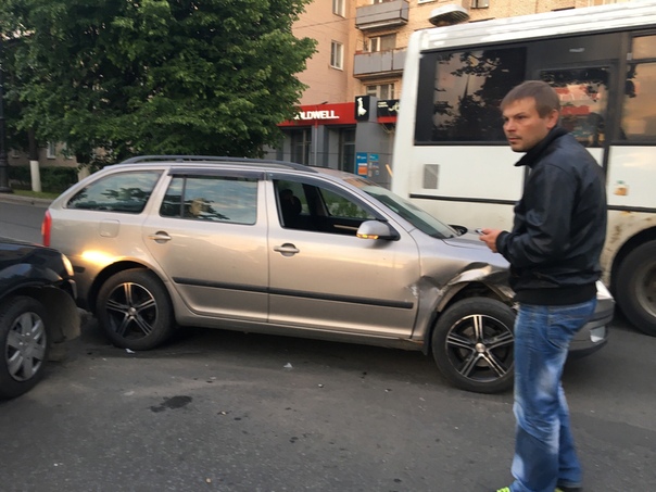 В Гатчине таксист не уступил дорогу