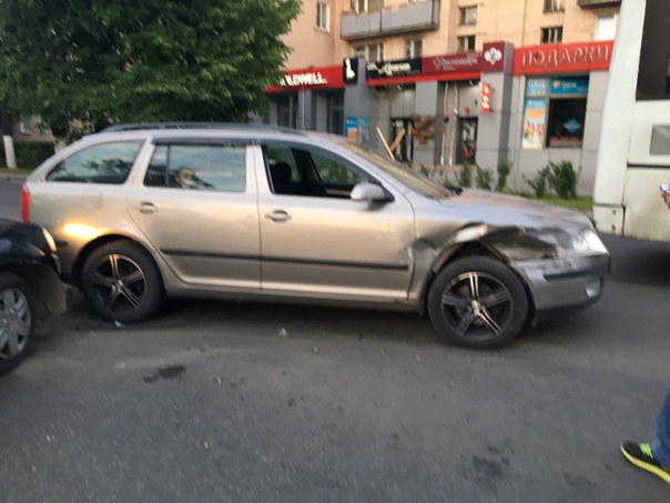 В Гатчине таксист не уступил дорогу