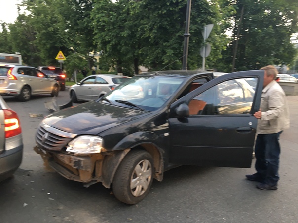 В Гатчине таксист не уступил дорогу