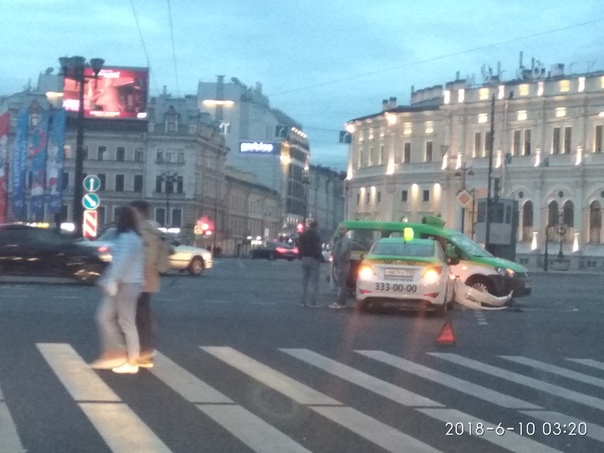 На Площади Восстания в 3.21 утра, два Таксовичкова нашли друг друга