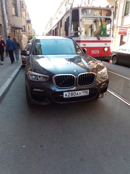 В Свечном переулке из-за криво припаркованного BMW трамваи стоят около 40-50 минут, скопилось боле...