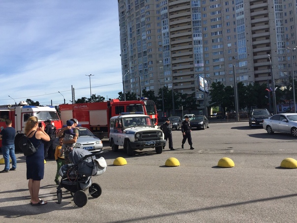Задымление в ТК Фиолент на Ленинском проспекте, всех вывели на улицу, пожарных несколько машин