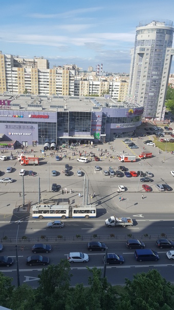Задымление в ТК Фиолент на Ленинском проспекте, всех вывели на улицу, пожарных несколько машин
