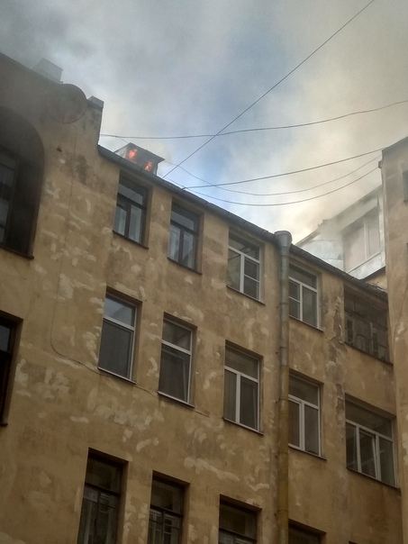 На Союза Печатников,29 горит жилой дом. Возгорание на крыше. Работают пожарные и аварийные службы. М...