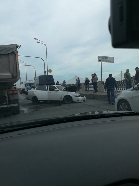 На Октябрьской набережной, между Приневской и Русановской улицами столкнулись 5 машин, объезжают их ...