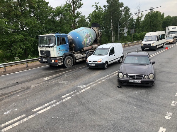 На Московском шоссе контейнеровоз Volvo врезался в Миксер и пододвинул Mercedes