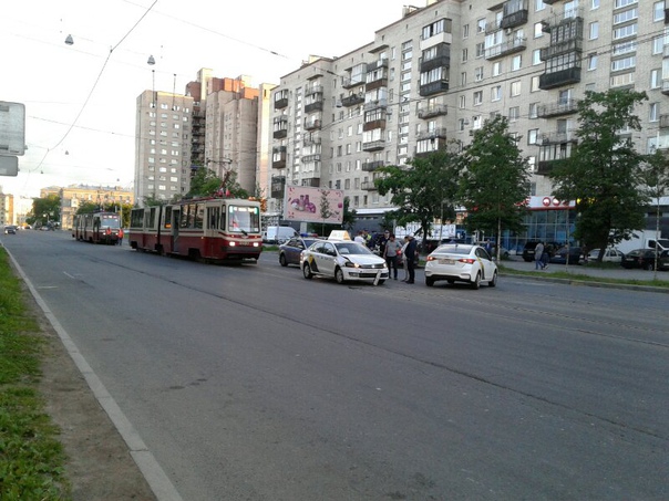 Две машины такси не разминулись на Говорова. Трамваи встали.