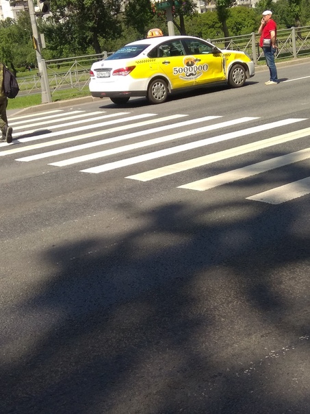 На переходе через Пулковское шоссе таксист въехал в Шкоду. Службы на месте, пробка возможна, машин м...