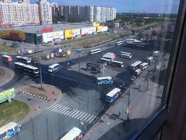 Давит из канализационного люка) в Купчино у метро.