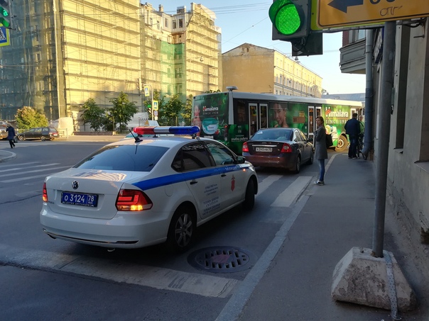 Автобус поворачивал с левого ряда с Чкаловского проспекта направо на Пионерскую улицу, Ford не дал...