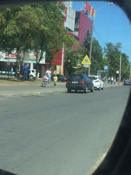 В Красном Селе, около ТК Тетрис. Опелю въехали в задний бампер. Проезду почти не мешают.