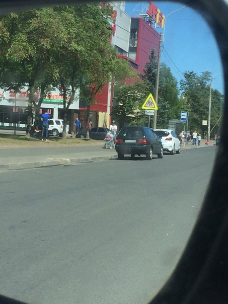 В Красном Селе, около ТК Тетрис. Опелю въехали в задний бампер. Проезду почти не мешают.