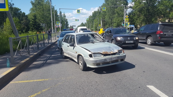 В 14:30 в Сертолово на Выборгском шоссе рядом с ул.Ларина сбили пешехода, он в тяжелом состоянии в б...