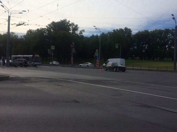 Двое не разъехались на перекрестке проспекта Маршала Жукова и Петергофского шоссе.