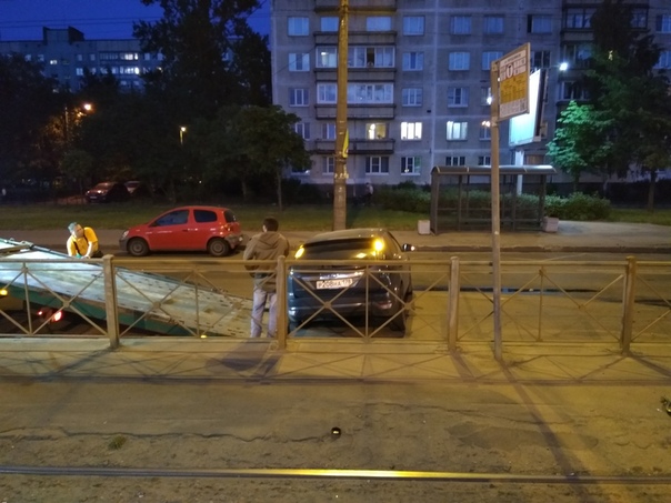 На Ириновском проспекте за перекрестком с улицей Передовиков Ford влетел в забор.