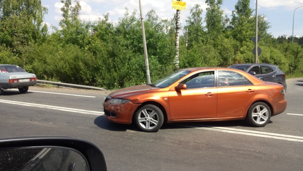 На Выборгском шоссе перед поворотом на Приозерское сломался камаз в правом ряду, плюс ДТП mazda и ни...