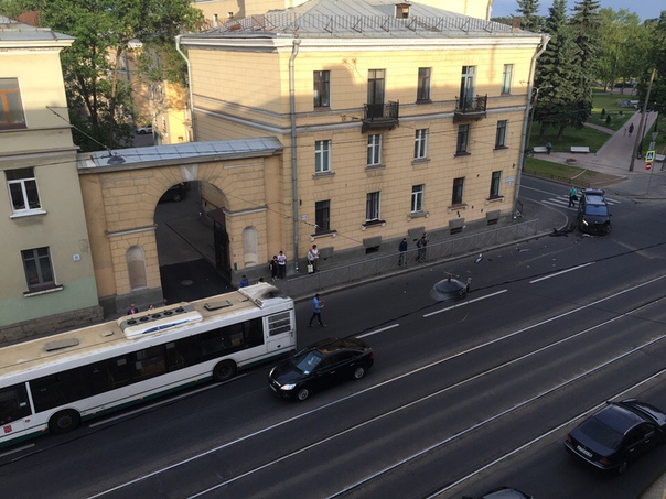 На Среднеохтинском проспекте у дома 9 автомобиль не заметил маленький автобус. Все отделались испуго...