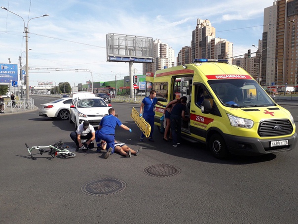 На перекрёстке Яхтенной и Савушкина таксист подбил велосипедистку.