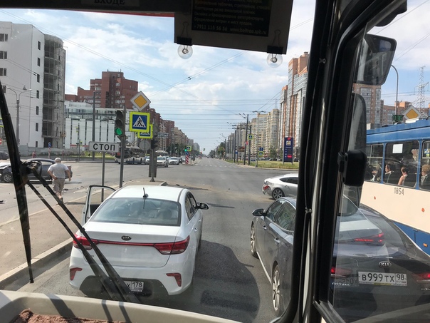На перекрёстке Десантников и Ленинского столкнулись А7 и KIA. У киа движок в кузове.
