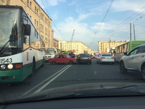 Жигули приехал в Solaris на улице Бабушкина , поворачивая на Полярников
