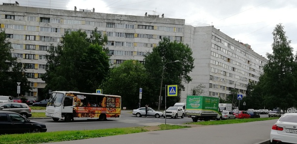 На Сиреневом бульваре легковушка выехала со двора прямо в Ленд Ровер