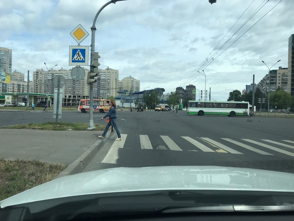 ДТП перекрёсток Маршала Захарова и Доблести. ВАЗ и КИА. ДПС нет, пострадавших надеюсь тоже. Актуальн...