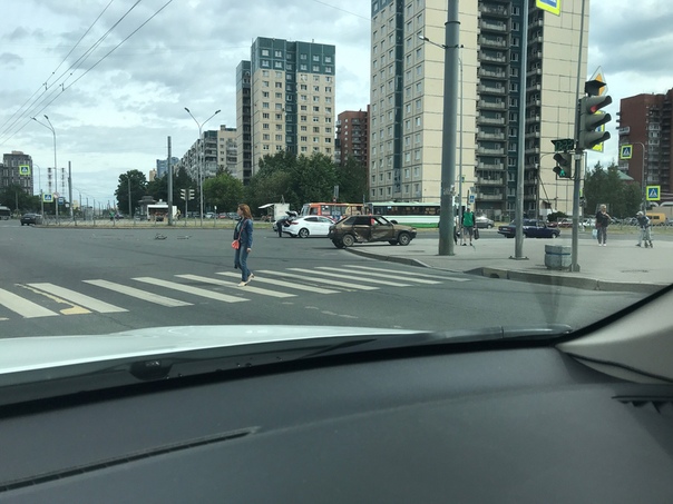 ДТП перекрёсток Маршала Захарова и Доблести. ВАЗ и КИА. ДПС нет, пострадавших надеюсь тоже. Актуальн...